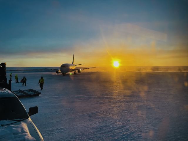 Boeing 737-200 (C-GOPW) - MPE228 taxiing in after an arrival in YCO on January 16th/2021