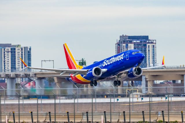Boeing 737 MAX 8 (N8804L) - A Southwest Airlines 737 MAX 8 taking off from PHX on 3/1/23. Taken with a Canon R7 and Canon EF 100-400 L ii lens.