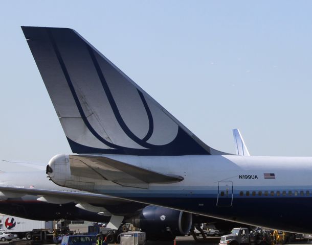 Boeing 747-400 (N199UA)