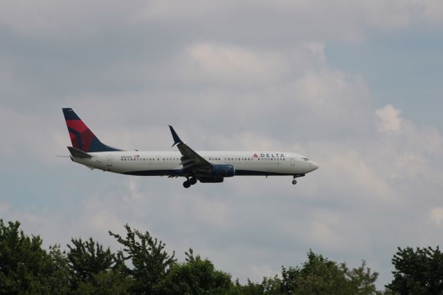 Boeing 737-900 (N864DN) - Delta 902 landing 18C on 05-19-22