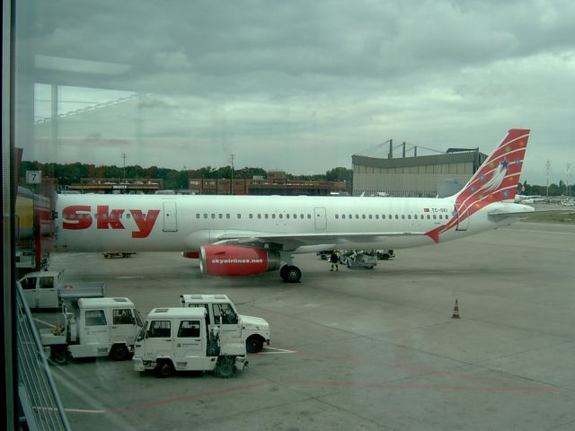 Airbus A321 (TC-SKI) - SKY - Rot / red 