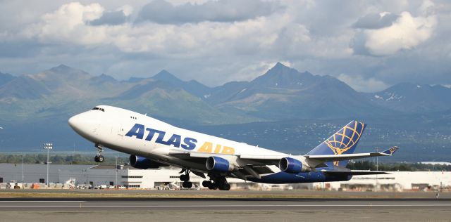 Boeing 747-400 (N446MC)