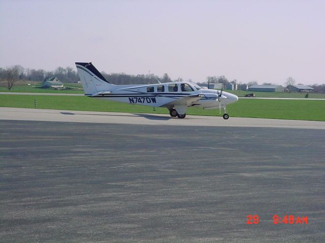 Beechcraft Baron (58) (N747DW) - Taxiing to rwy 27 on 3/29/10