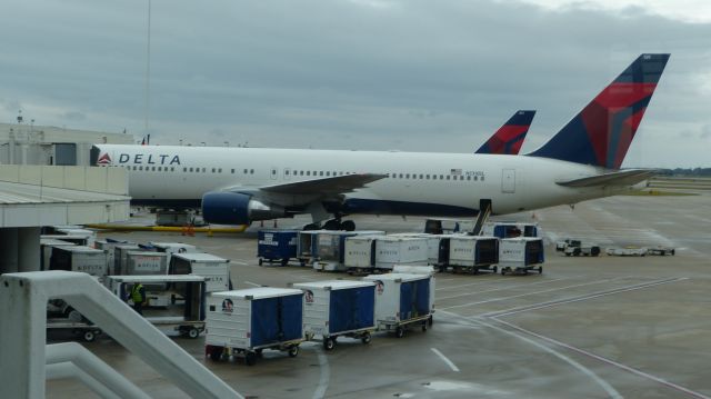 BOEING 767-300 (N139DL) - Getting some passengers loaded for the planes flight to Detroit