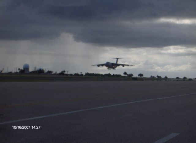 N90017 — - In a cloudy afternoon at TJBQ, the C-5 approach runway 8 for landing.