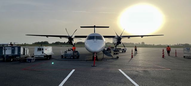 de Havilland Dash 8-400 (N404QX)