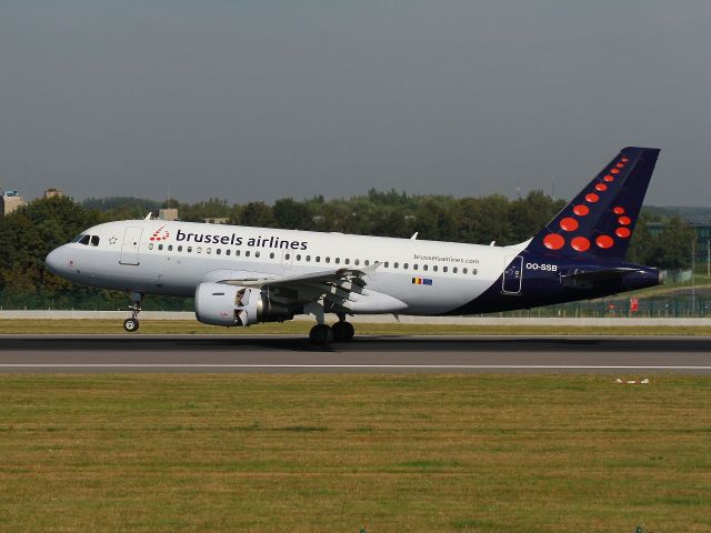 Airbus A319 (OO-SSB) - Passerelle spotter 07 R-25 L. From Int'l Barcelone El Prat LEBL.