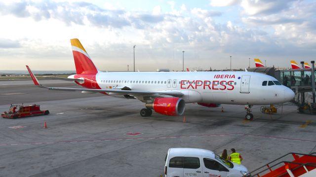 Airbus A320 (EC-LYM) - Iberia Express Airbus A320-216(WL) EC-LYM in Madrid