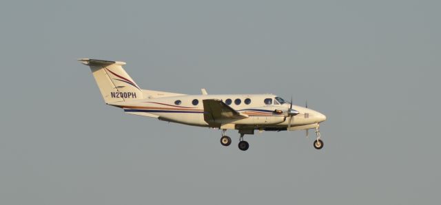 Beechcraft Super King Air 200 (N200PH) - Arriving on Runway 21 in FSD