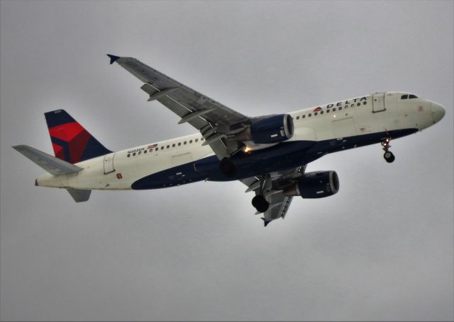 Airbus A320 (N322US) - Arrival to 22L in Boston.