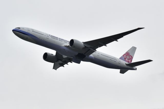 BOEING 777-300ER (B-18002)