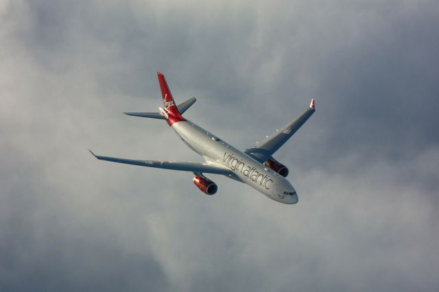 Airbus A330-300 (G-VGBR) - Virgin 12 from BOS-LHR at 7,000 feet in the hold at Ockham.  From American 728 PHL-LHR at 8,000 feet.