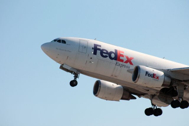 Airbus A310 (N425FE) - FDX659 departing on 26L on 06/14/12