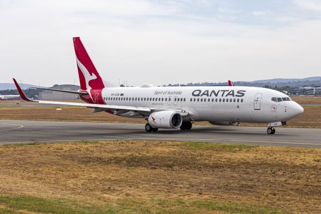 Boeing 737-800 (VH-VZW) - Qantas (VH-VZW) Boeing 737-838(WL) taxiing at Canberra Airport.