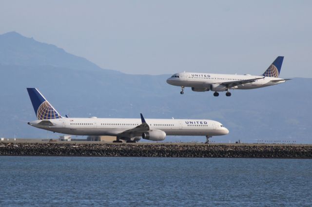 BOEING 757-300 (N57870) - United Airbus A320 (N444UA) landing