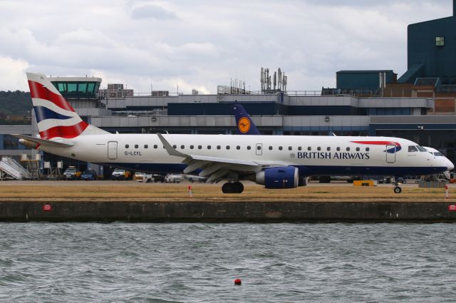 Embraer ERJ-190 (G-LCYL)