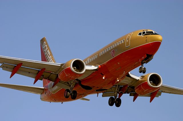 Boeing 737-700 (N768SW) - A Southwest Boeing 737 heads into KLAX.