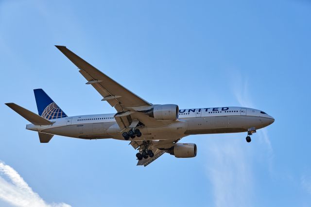 Boeing 777 (N223UA)