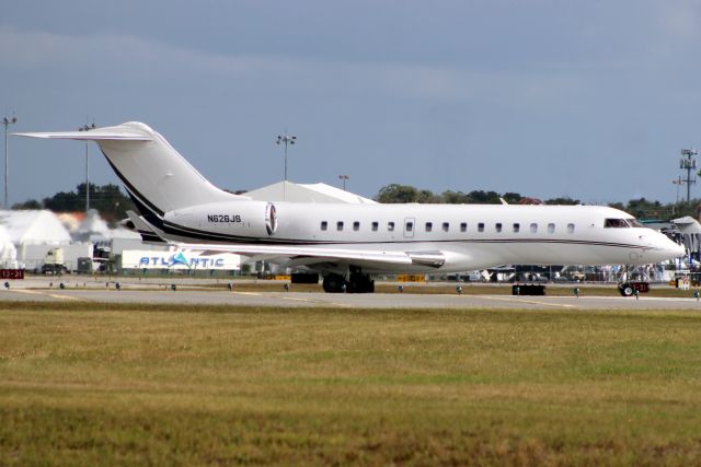 Bombardier Global Express (N626JS) - Lining up to depart rwy 7 on 2-Nov-16 returning to KBED after an overnight visit.