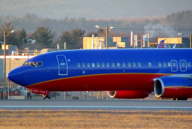 Boeing 737-800 (N8305E)