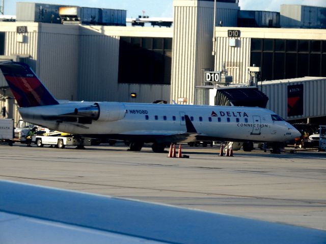 Canadair Regional Jet CRJ-200 (N8908D)