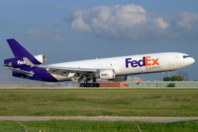 Boeing MD-11 (N596FE) - 22 arrival.