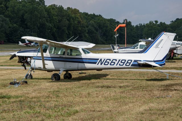 Cessna Skyhawk (N66198)