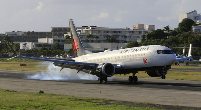 Boeing 737 MAX 8 (C-FSLU)