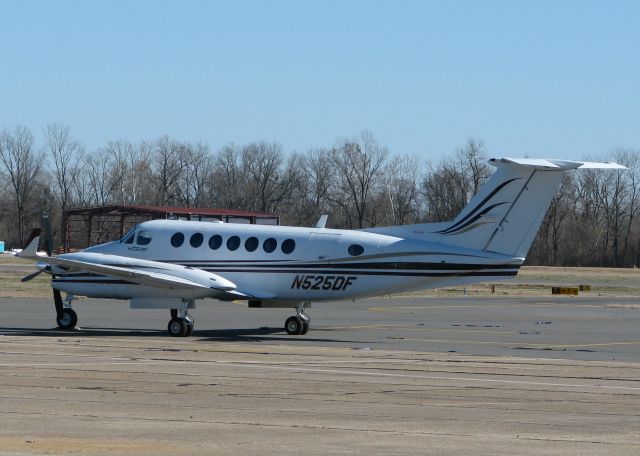 Beechcraft Super King Air 350 (N525DF) - Parked at the Downtown Shreveport airport.