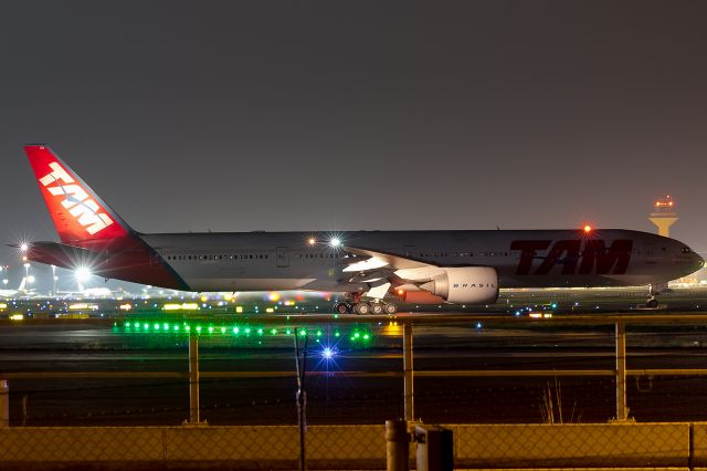 BOEING 777-300 (PT-MUA)