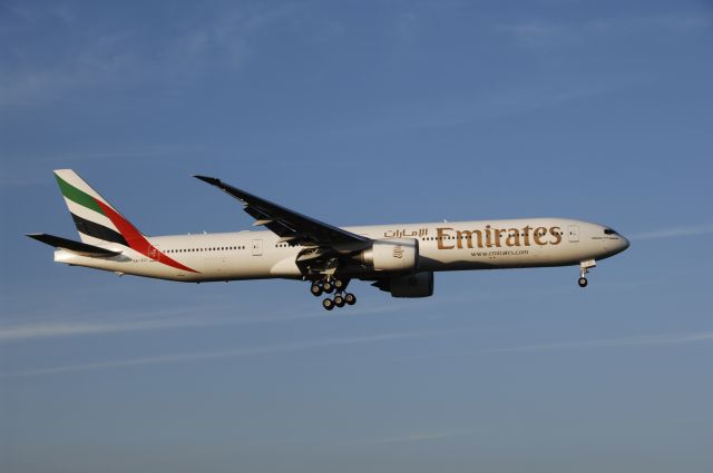 BOEING 777-300 (A6-ECI) - Final Approach to Narita Intl Airport R/W16L on 2010/7/18