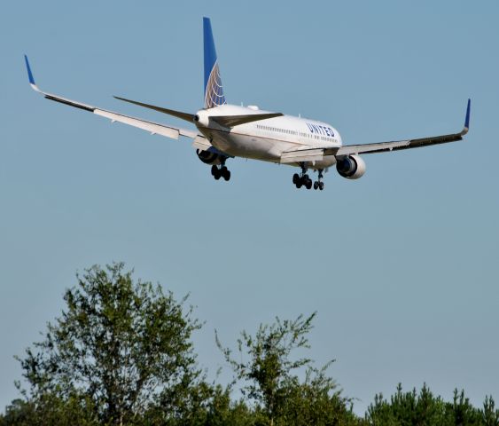 BOEING 767-200 (N664UA)