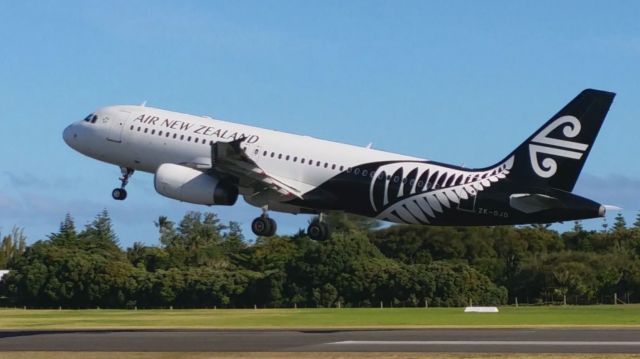 Airbus A320 (ZK-OJD) - Air New Zealand A320-232 ZK-OJD taking off from Norfolk Island on 8 May 2017