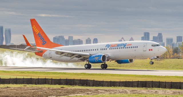 Boeing 737-800 (C-FLSW)