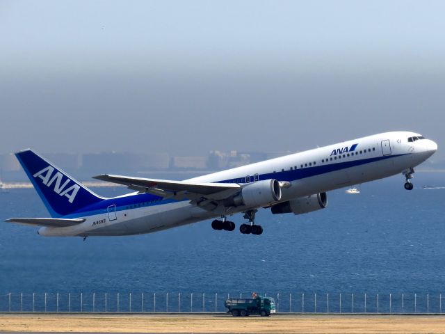 BOEING 767-300 (JA8569)