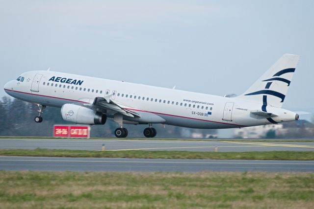 Airbus A320 (SX-DGB)