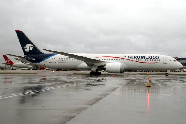 Boeing 787-9 Dreamliner (N742AM) - Taxiing to Stand 318 on 5-Jan-25 operating flight AMX7 from MMMX.