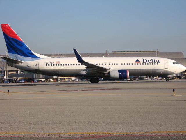 Boeing 737-800 (N3746H)