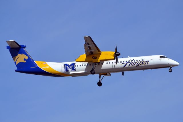 de Havilland Dash 8-400 (N403QX)