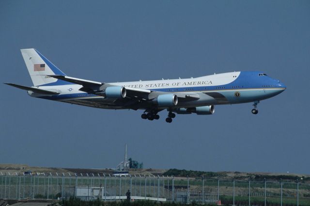 Boeing 747-200 (92-9000) - Short Final at Tokyo-Haneda Intl Airport Rwy22 on 1993/07/06