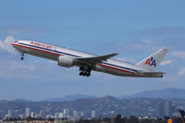 Boeing 777-200 (N766AN)