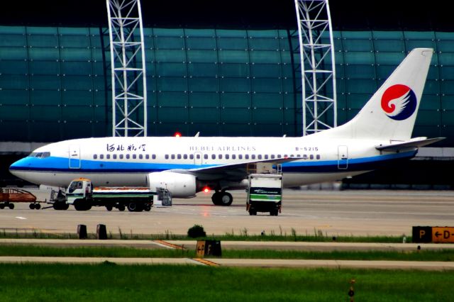 Boeing 737-700 (B-5215)