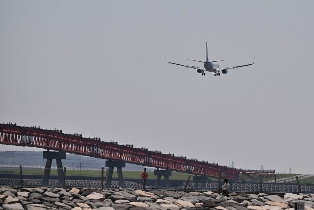 Boeing 737-700 (JA73NK) - 27.Apr.2025br /Landing at RWY22(B).br /The photo was taken at Jonanjima Seaside Park.