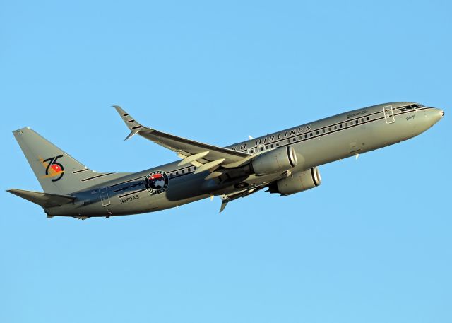 Boeing 737-800 (N569AS)