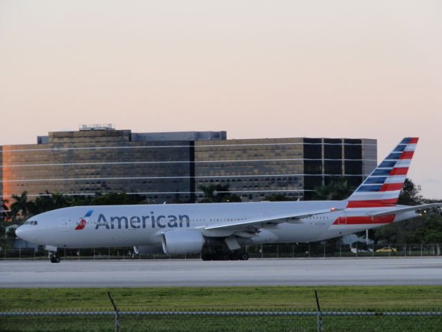 Boeing 777-200 (N772AN)