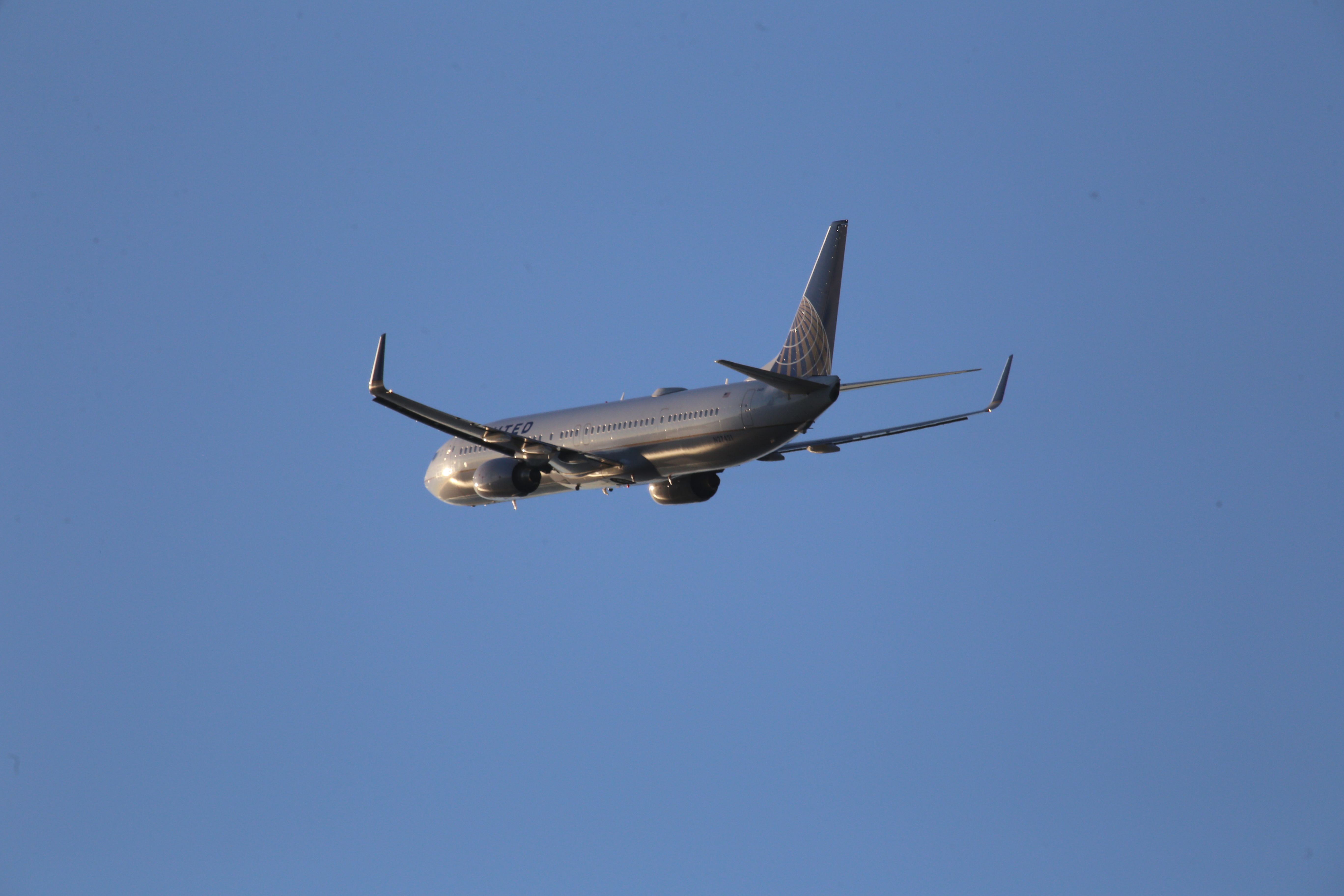 Boeing 737-900 (N27421)