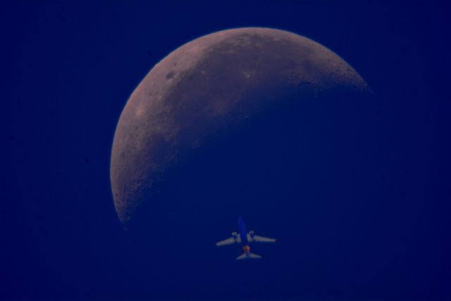 — — - This is Southwest flight 2719 Boeing 737- 7 Austin to Boston west of Cleveland 39,000 ft. passing moon 10:39 am 07-07-18.