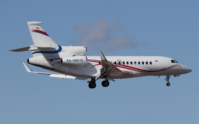 Dassault Falcon 7X (RA-09010) - Landing on rwy 01L.