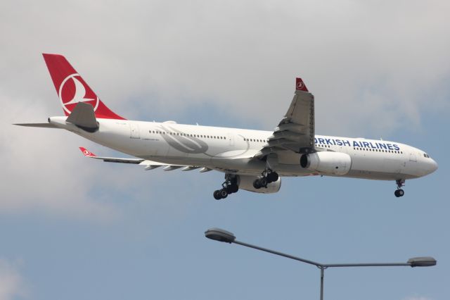 Airbus A330-300 (TC-LOA)