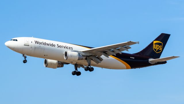 Airbus A300F4-600 (N149UP) - UPS A300-600 landing at PHX on 8/9/22. Taken with a Canon 850D and Rokinon 135mm f/2 lens.